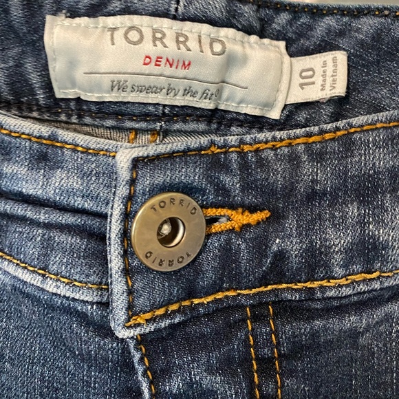 Torrid Ripped / Distressed Girlfriend Cropped Jeans with Tiger and Bird - Picture 3 of 6